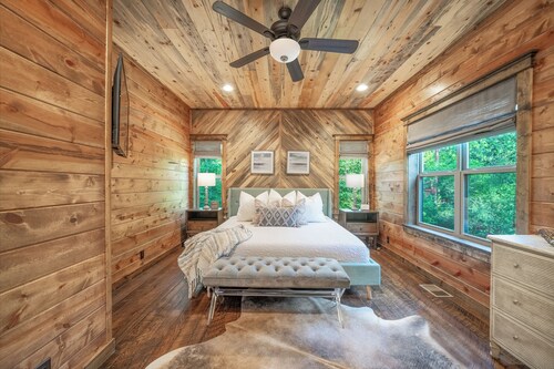 Great family cabin! Huge deck! Creek! Mini cabin! Lots of amenities!