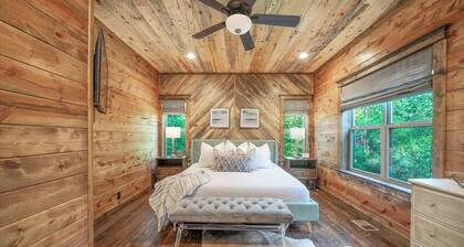 Great family cabin! Huge deck! Creek! Mini cabin! Lots of amenities!