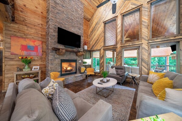 Smart TV, chimenea, videojuegos y estéreo 