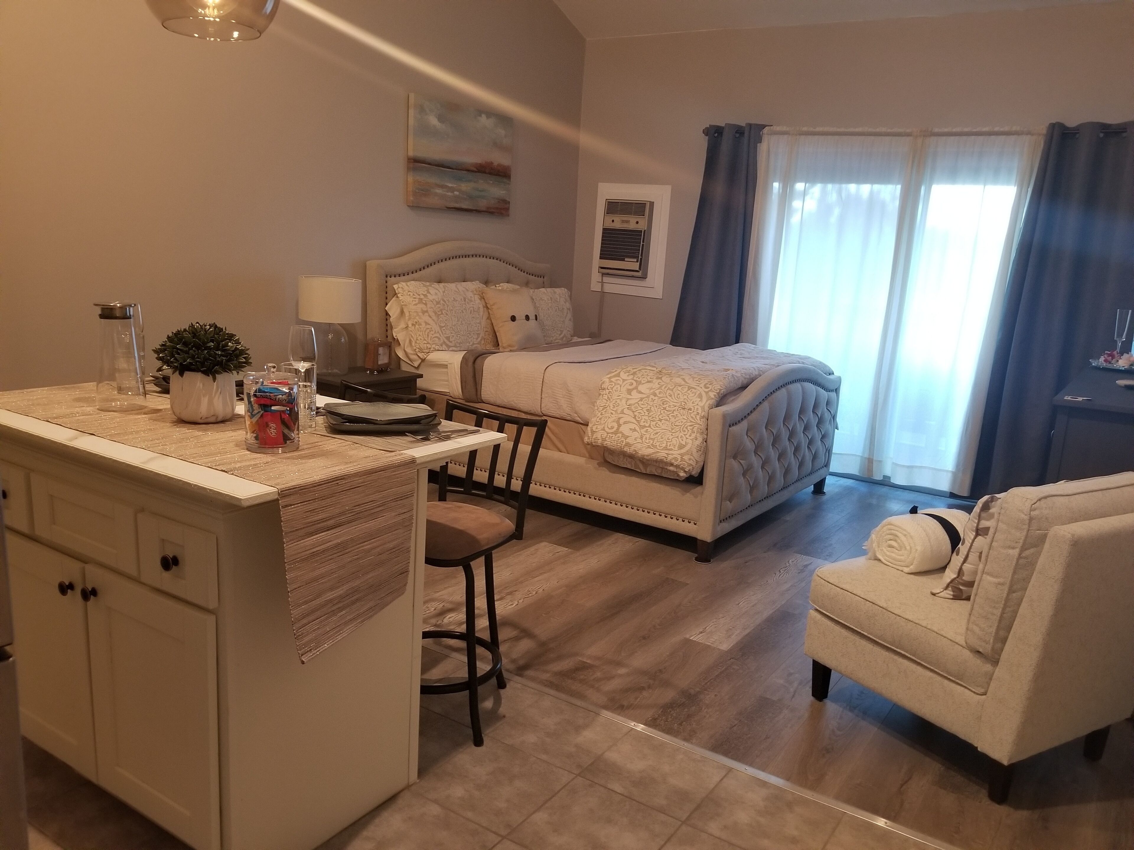 Une chambre à coucher avec un lit, un bureau, une chaise et un petit canapé.