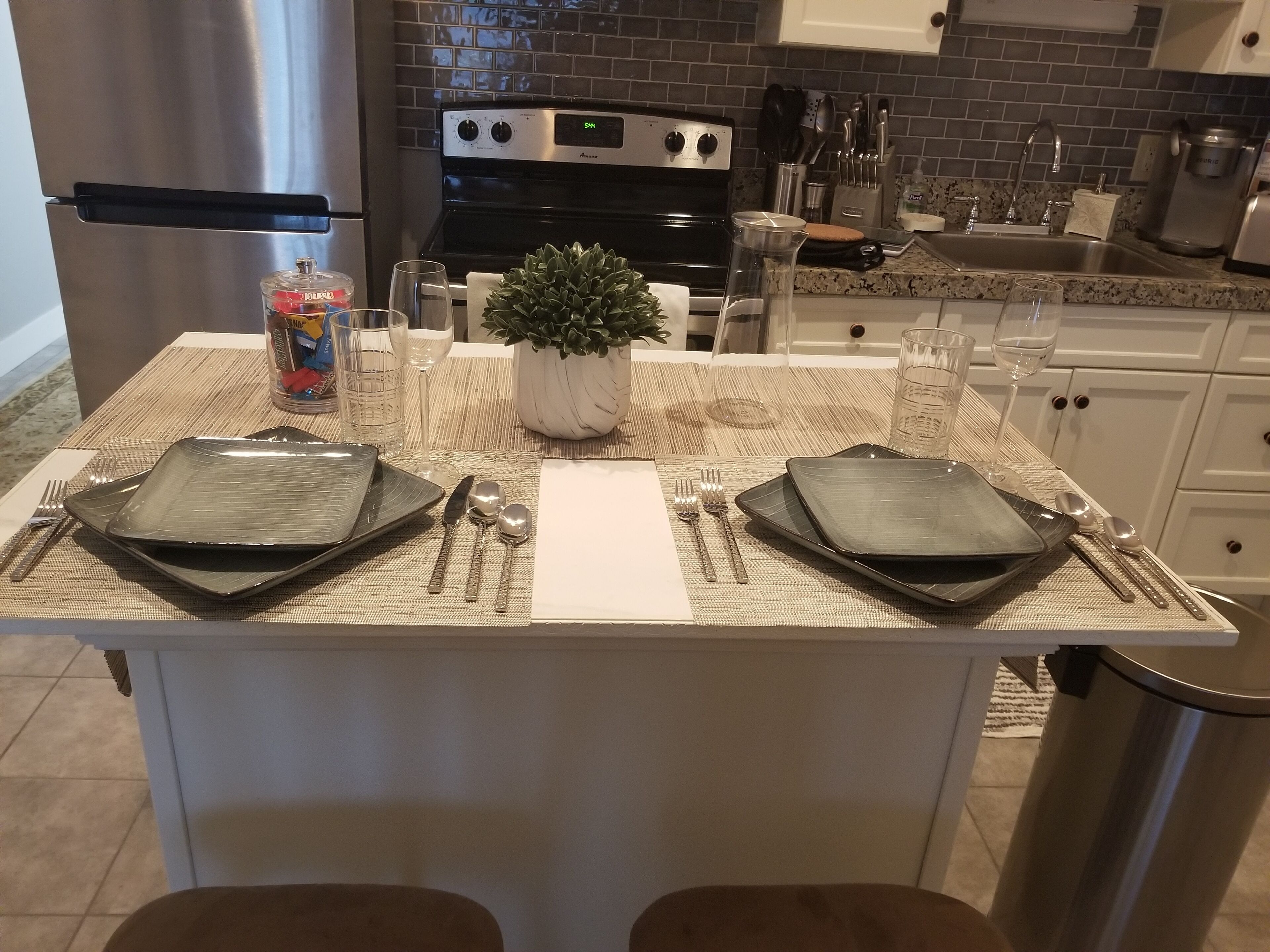 Køleskab, mikrobølgeovn, ovn, kogeplade