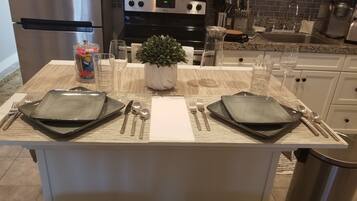 Køleskab, mikrobølgeovn, ovn, kogeplade