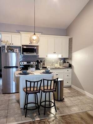 Réfrigérateur, micro-ondes, four, plaque de cuisson