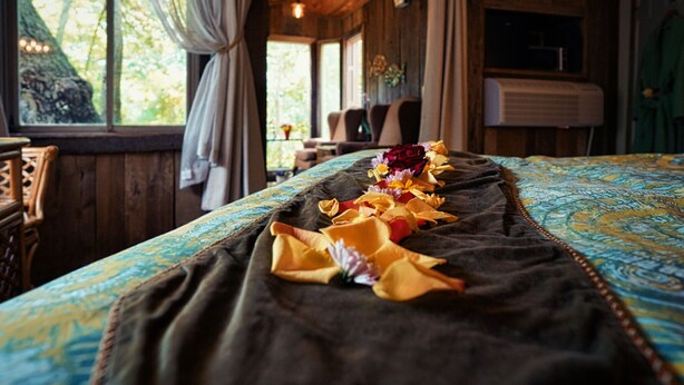 Ein Bett mit Blumen und Blick ins Freie.