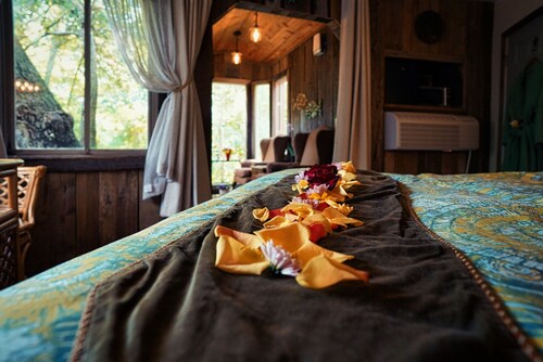 Unique Treehouse With Spectacular View.