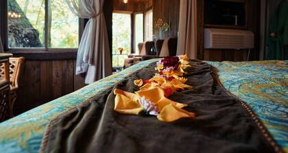 Unique Treehouse With Spectacular View.