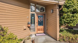 A house with a front door, a mailbox, and a number '3203' on the wall. - Oceanview | Big Deck | Modern Home - Crash Pad BnB (Port Angeles)