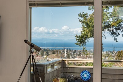 Oceanview | Big Deck | Modern Home - Crash Pad BnB