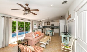 House, 2 Bedrooms | Ruang tamu | 42 inci televisyen skrin rata dengan kabel, TV 