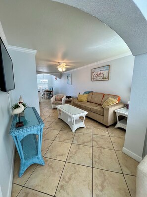 Een smart-tv en een stereo