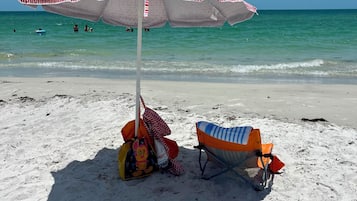 Beach nearby, sun-loungers, beach towels