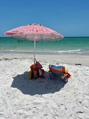 Vlak bij het strand, ligstoelen aan het strand, strandlakens