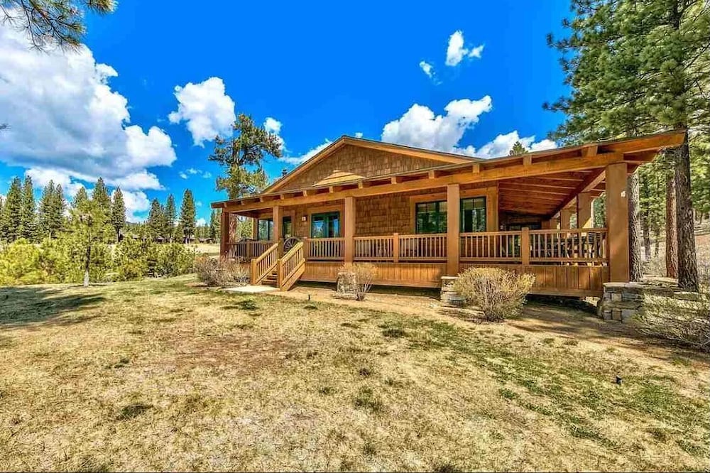 Creekside Cabin on 9th hole of Grizzly Ranch Golf Club