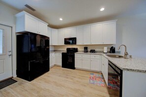 冷蔵庫、電子レンジ、オーブン、コンロ