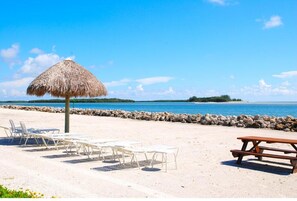 Am Strand, Liegestühle, Strandtücher
