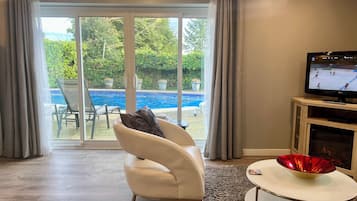 Télévision à écran plat, cheminée, Netflix, services de streaming