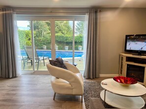 Flat-screen TV, fireplace, Netflix, streaming services - Starlight Poolside ~ 1 bedroom suite (Coquitlam)