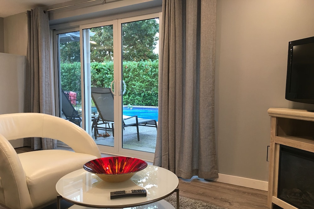 Starlight Poolside ~ 1 bedroom suite