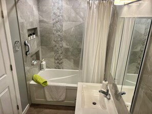 Ensemble baignoire-douche, séchoir à cheveux, serviettes fournies, savon