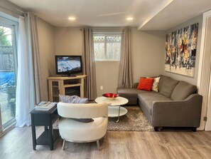 Flat-screen TV, fireplace, Netflix, streaming services - Starlight Poolside ~ 1 bedroom suite (Coquitlam)