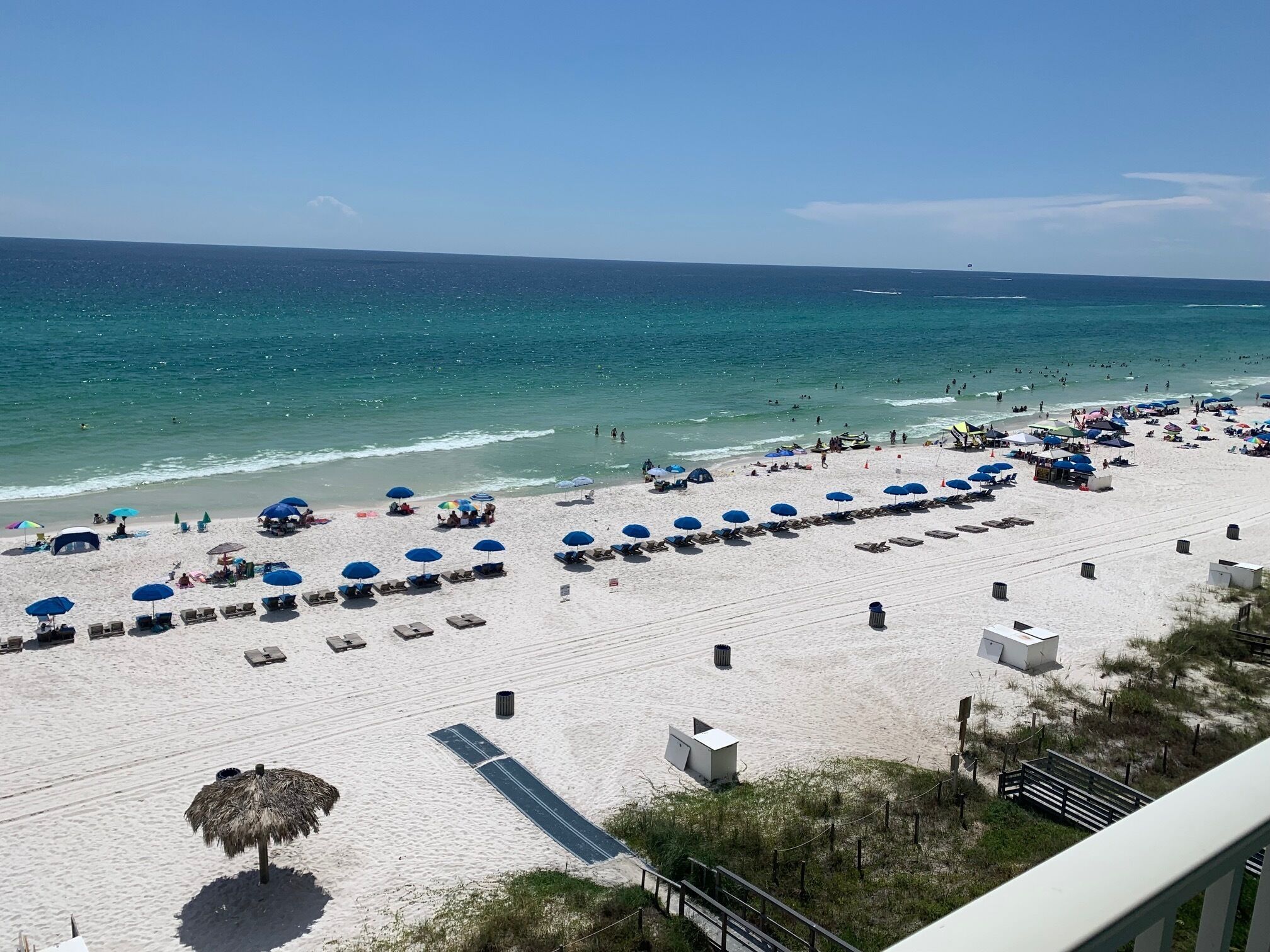En la playa, sillas reclinables de playa, toallas de playa
