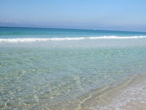 Plage, chaises longues, serviettes de plage