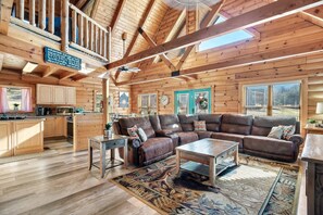 Smart TV, fireplace - Peaceful. Playground. 3000sf. Hot Tub. View. Easy Roads! (Sevierville)