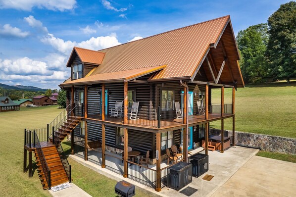 Exterior - Peaceful. Playground. 3000sf. Hot Tub. View. Easy Roads! (Sevierville)