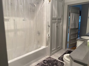 Kombination af bruser/badekar, hårtørrer, håndklæder, Sæbe