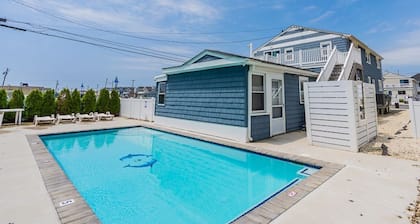 Avalon BEACH BLOCK with a POOL: 1 Bedroom