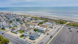 A coastal residential area with houses, a beach, and a parking lot. - Avalon BEACH BLOCK with a POOL: 1 Bedroom (Avalon)