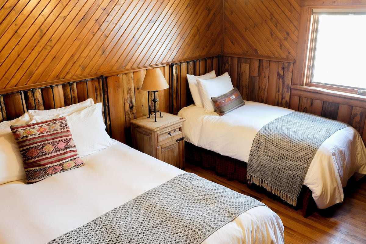 Værelse (Lodge Room - Queen/Twin) | 1 soveværelse, sengetøj
