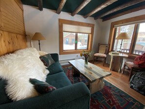 Pine Lodge Cabin | Living area - Beyul Retreat (Meredith)