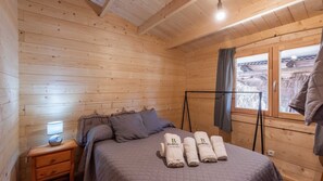 2 bedrooms, iron/ironing board, travel cot, WiFi