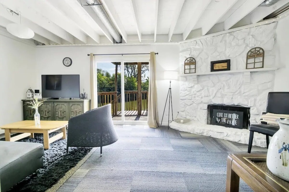 Luxe Lakefront Getaway in Heart of City! (CDC Safe)