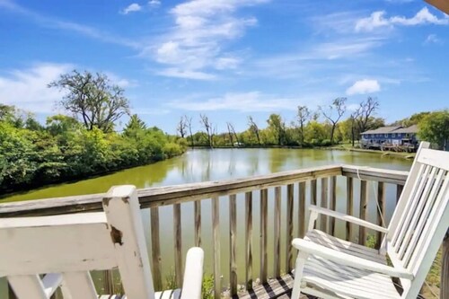 Luxe Lakefront Getaway in Heart of City! (CDC Safe)