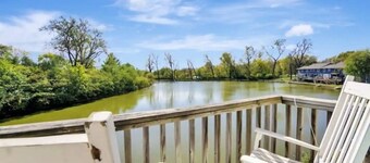 Luxe Lakefront Getaway in Heart of City! (CDC Safe)