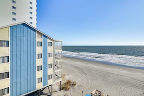 På stranden