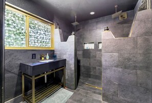 Chuveiro/banheira combinados, secador de cabelo, toalhas de banho 