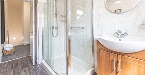 Shower, hair dryer, towels, soap - Chorley 3BR House | Ideal for Families & Contractors | Long Stays Welcome (Chorley)