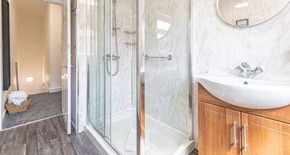 Chorley 3BR House | Ideal for Families & Contractors | Long Stays Welcome