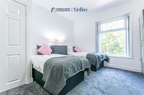 3 makuuhuonetta, tallelokero huoneessa, työpöytä, silitysrauta/-lauta