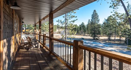 Stunning New Cabin in Powder House Pass with Hot Tub & Theater Room