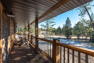 Stunning New Cabin in Powder House Pass with Hot Tub & Theater Room