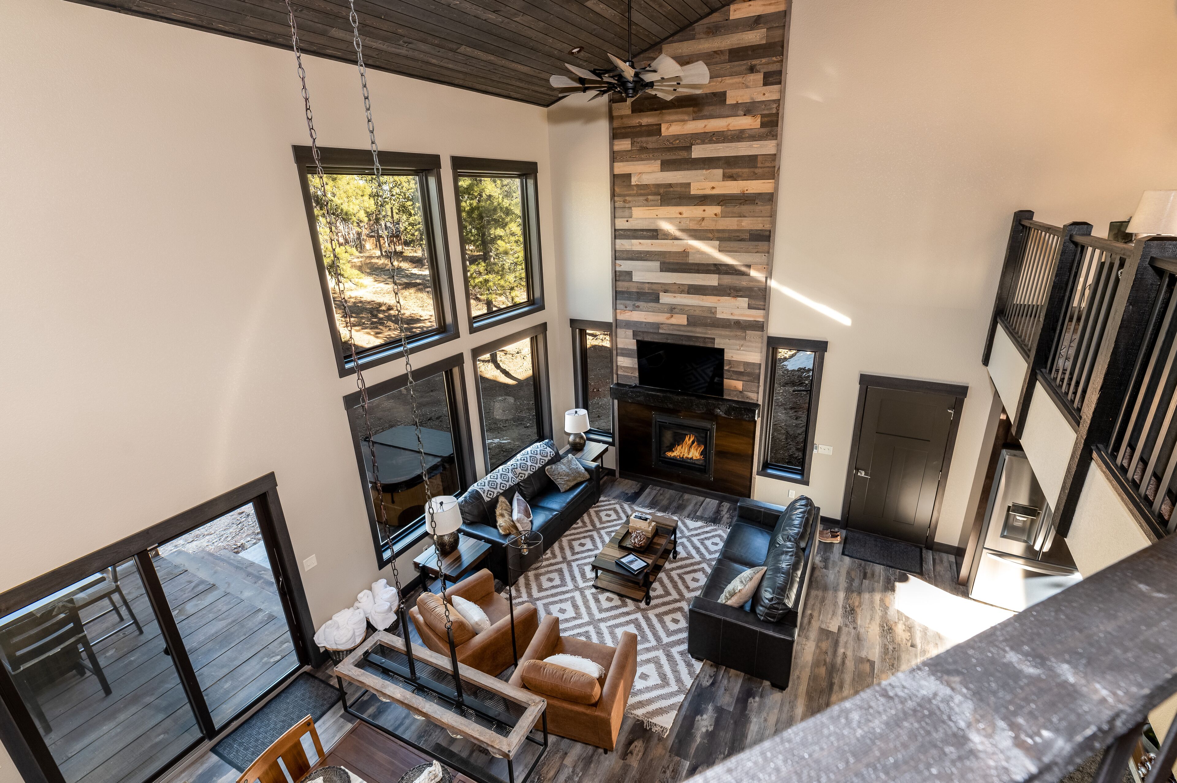 TV connectée, cheminée, jeux vidéo, lecteur de DVD