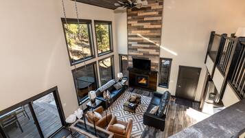 Älytelevisio, takka, videopelejä, DVD-soitin