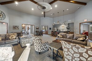 Smart-TV, Kamin, Videospiele, DVD-Player