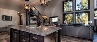 Stunning New Cabin in Powder House Pass with Hot Tub & Theater Room