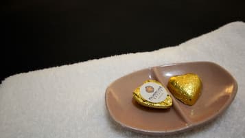 Un plato con dos bombones sobre una toalla blanca.