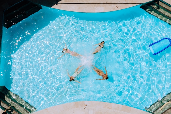Piscina externa, espreguiçadeiras